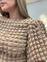 Cargar imagen en el visor de la galería, Blusa con burbujas