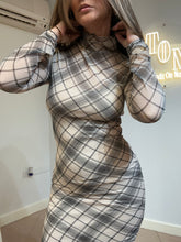 Cargar imagen en el visor de la galería, Vestido de malla a cuadros