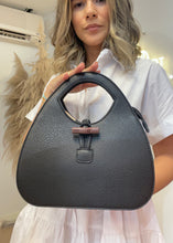 Cargar imagen en el visor de la galería, Cartera leather color negra
