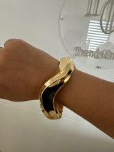 Cargar imagen en el visor de la galería, Pulsera o cuff dorada
