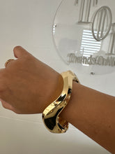 Cargar imagen en el visor de la galería, Pulsera o cuff dorada
