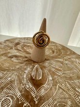 Load image into Gallery viewer, Anillo de espiral 🌀
