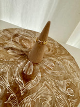 Load image into Gallery viewer, Anillo de conchas 🐚
