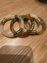 Cargar imagen en el visor de la galería, Pulseras acrílico y metal dorado
