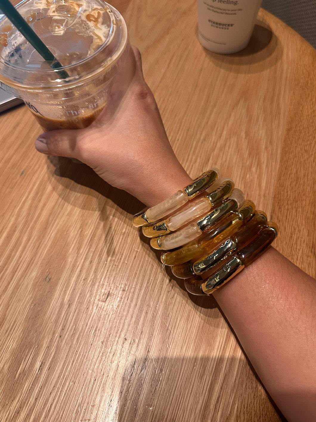 Pulseras acrílico y metal dorado
