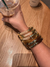 Cargar imagen en el visor de la galería, Pulseras acrílico y metal dorado
