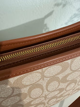 Load image into Gallery viewer, Cartera Coach
